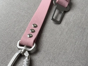 Bilbelte til hund i Pastel Pink med Sølv Pro-karabin på baksetet i bilen