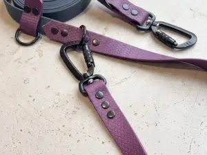 Treningsline på 3,6 m i grå og Pastell Lavendel med svarte Pro-karabiner på kalkstein